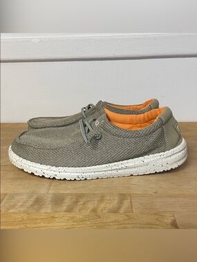 Hey Dude Wally Sox Sahara slip on casual shoes women’s size 5 Youth size 4